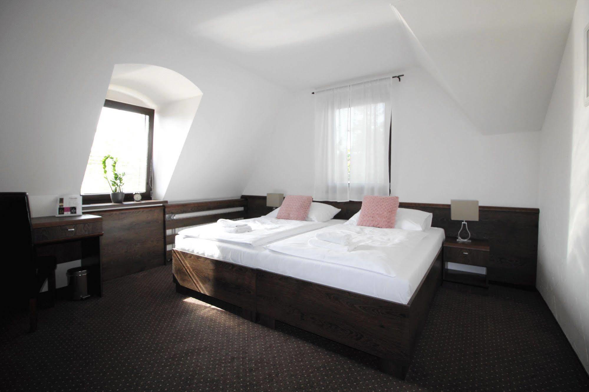Penzion Wellness & Restaurant Zoborska, Free Parking Nitra Bagian luar foto