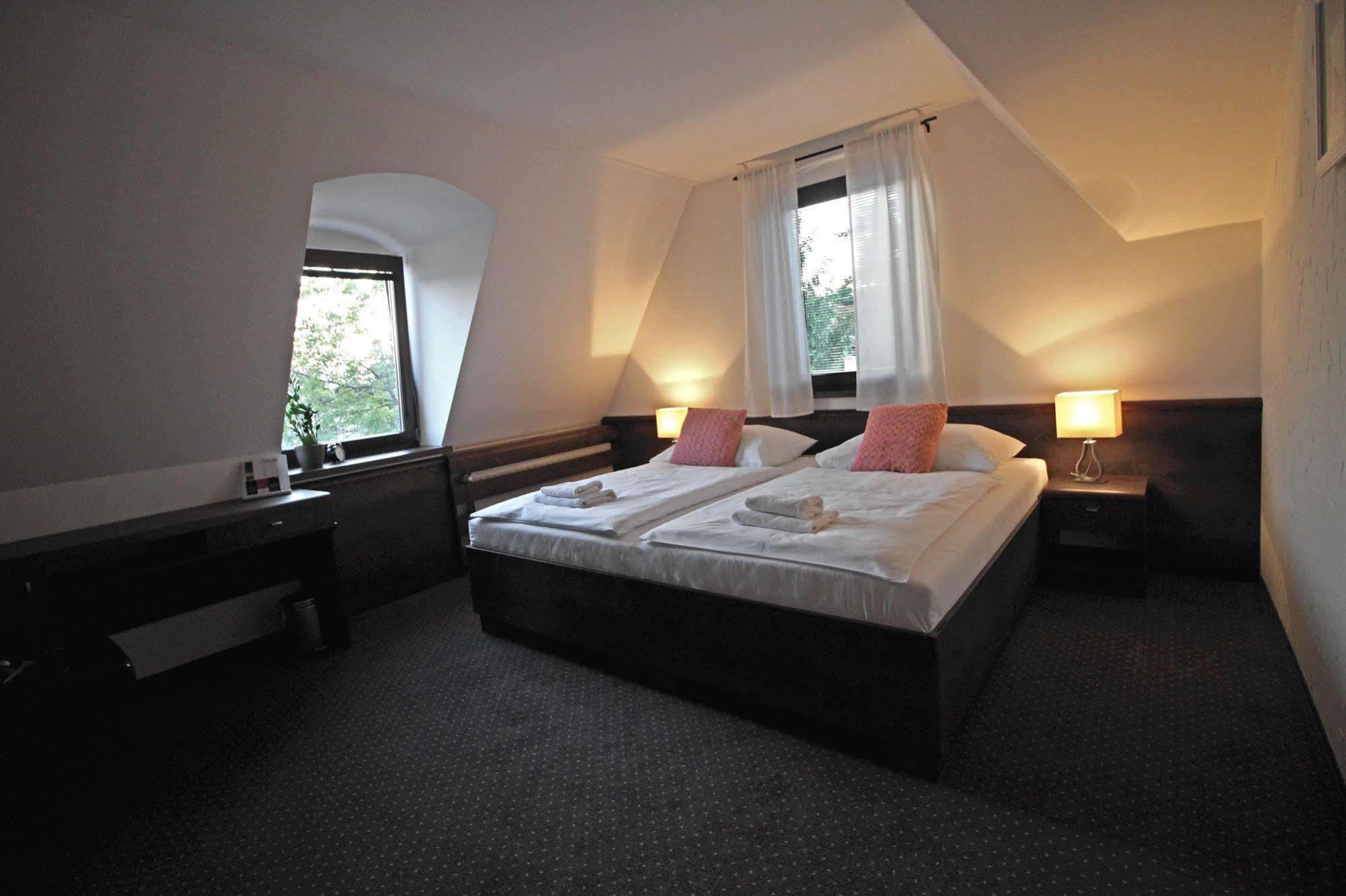 Penzion Wellness & Restaurant Zoborska, Free Parking Nitra Bagian luar foto